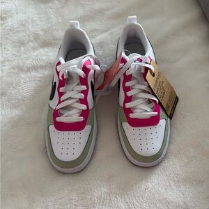 Nike kids “Dunk Low” sneaker youth sz 5 nwt